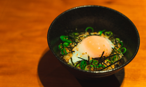 Rice topped with boiled egg and minced tuna